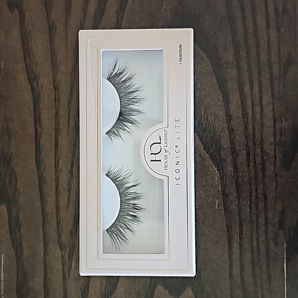 False Lashes - Picture 1 of 3